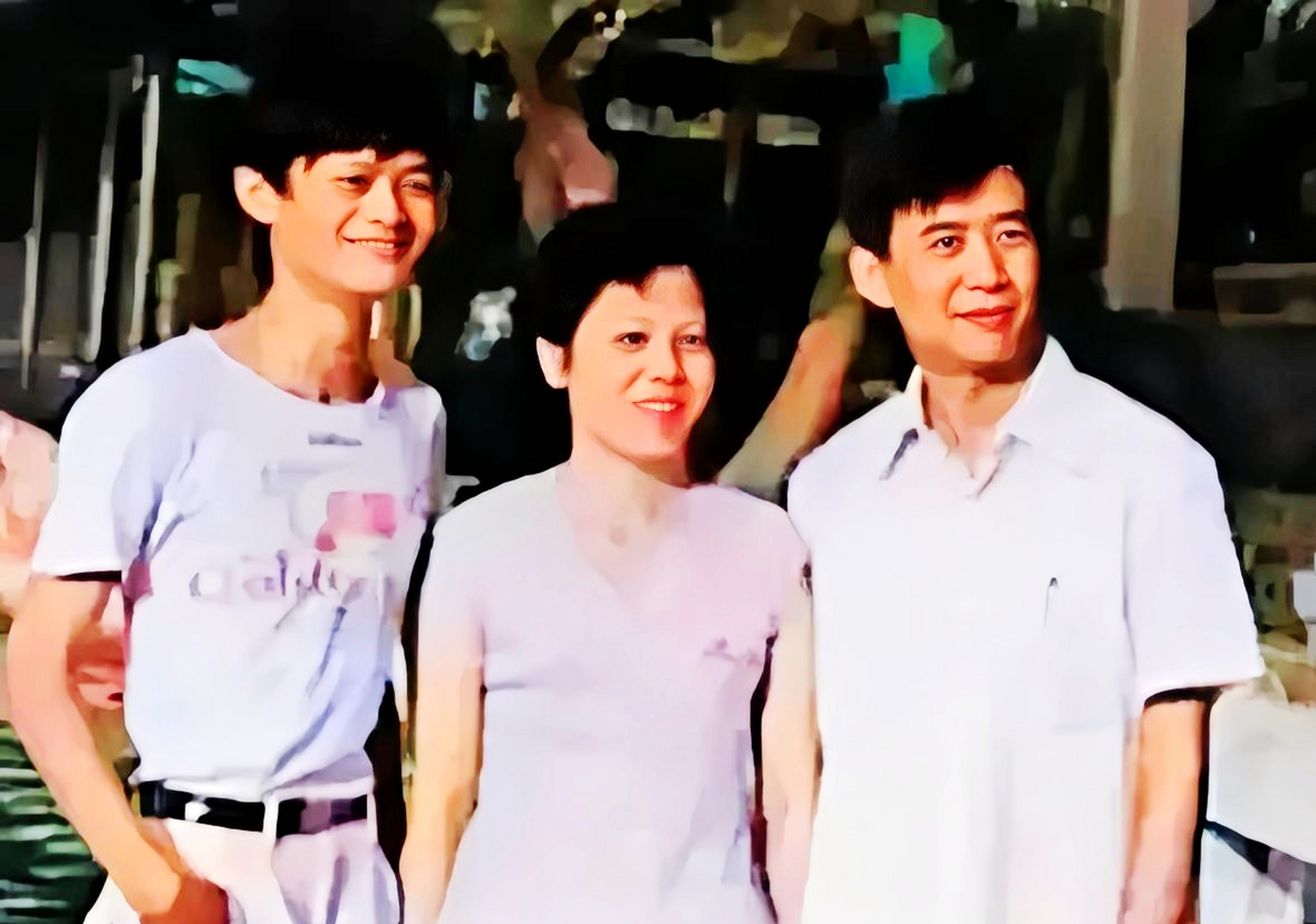 80年代,马云与父亲马来法,母亲崔文彩的合影.