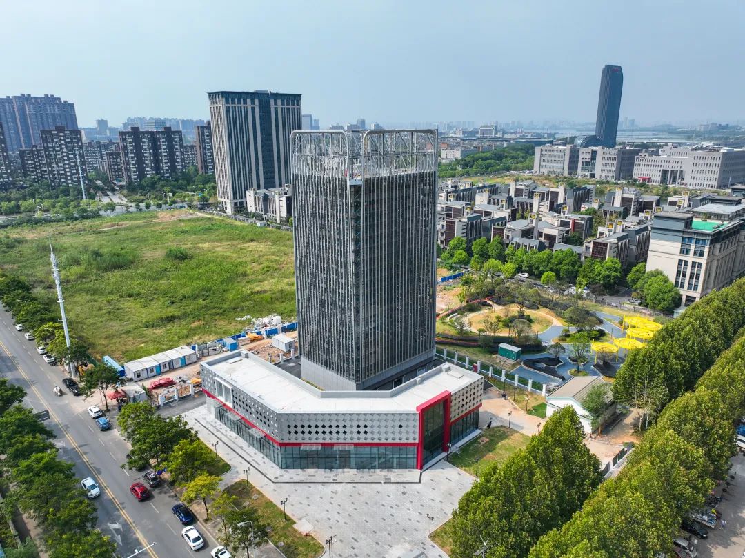 光谷17层"玻璃立方"智能停车楼本月建成,汽车可"乘直梯"自己找车位