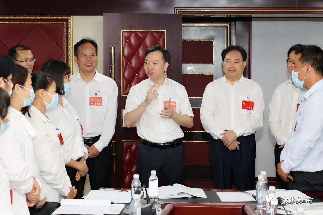 「聚焦两会」黄治华带队看望出席区第七届人民代表大会第一次会议的