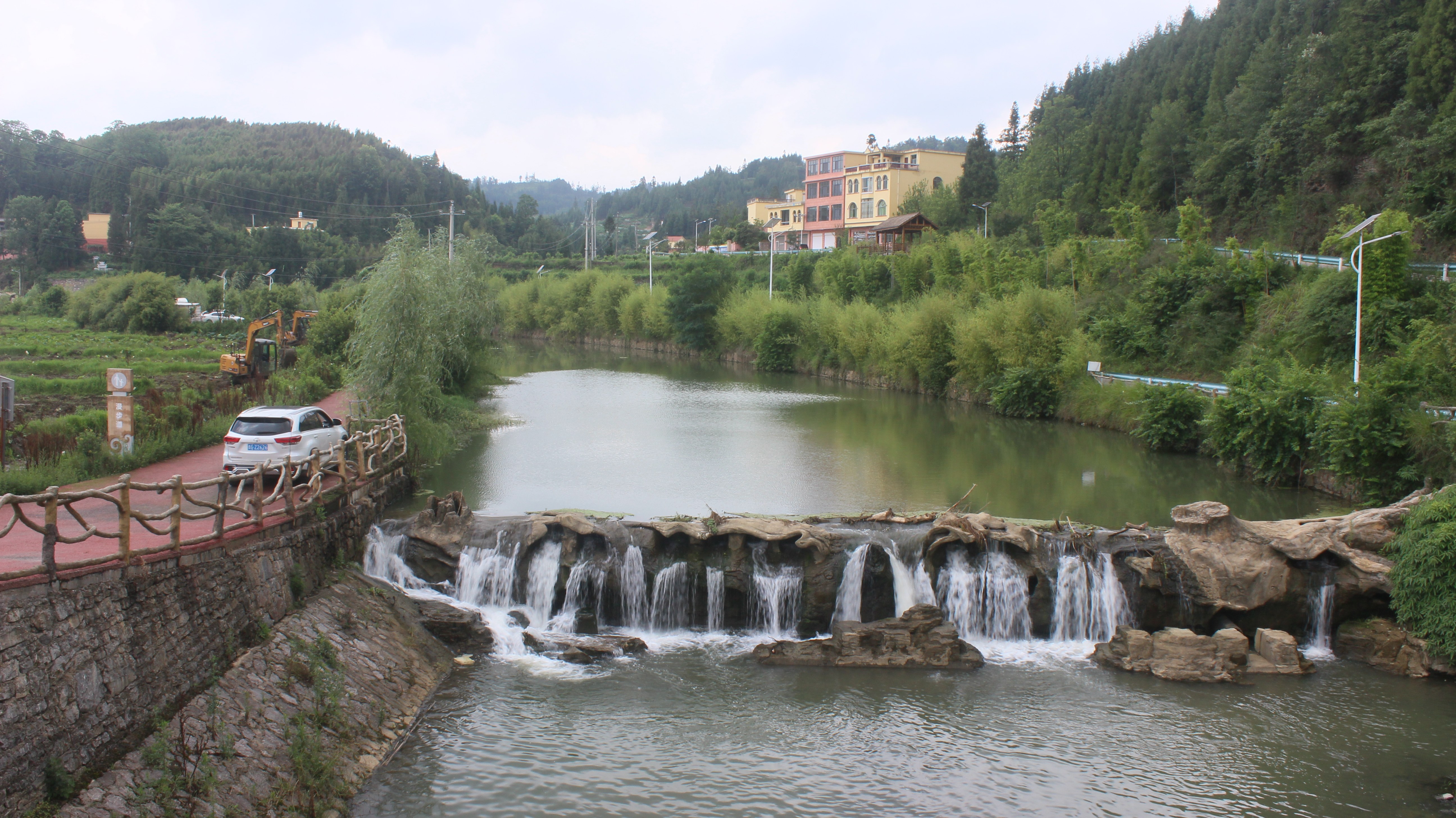 依山傍水美景图片