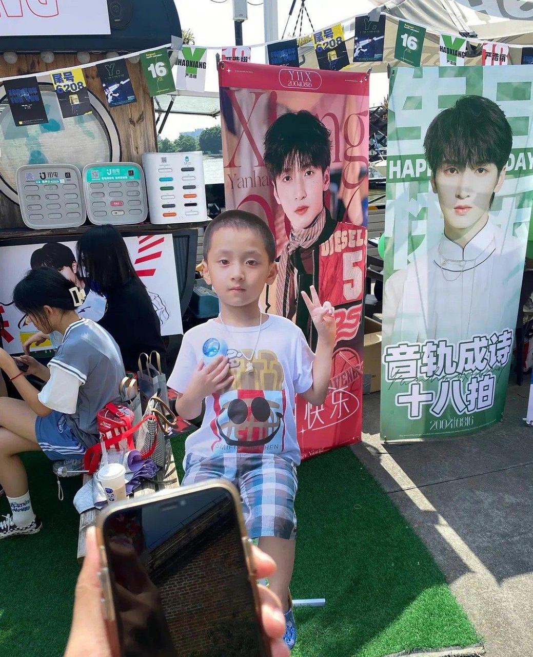 这个严浩翔小时候的人形立牌好逼真啊