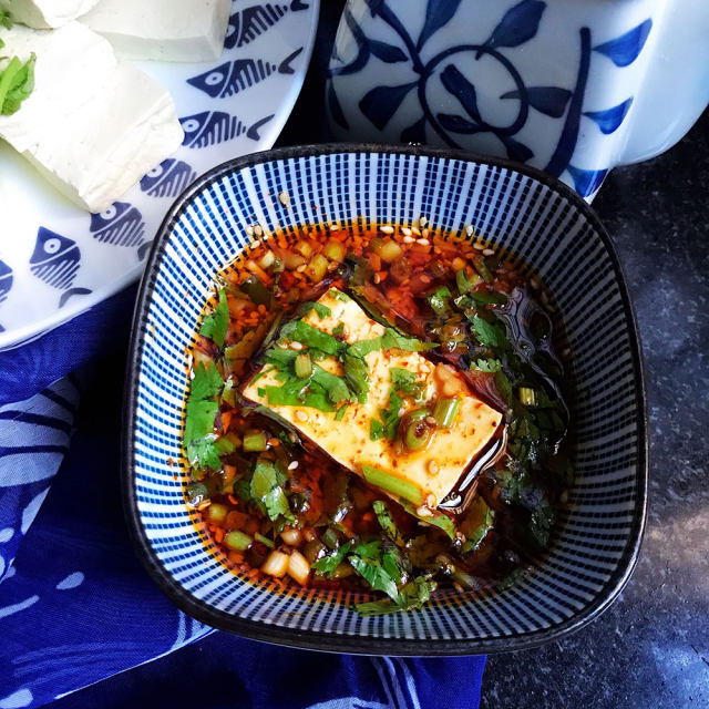 by 米拉miira 原料:黑豆腐,香菜,蒜,葱,油,盐,醋,酱油. 做法步骤