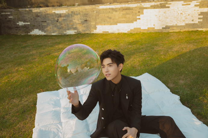 陈飞宇星光大赏深情演绎《无问》,首次展示手绘才华,创意满分