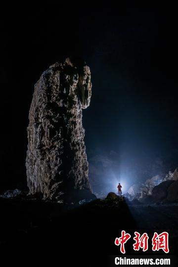 贵州探洞摄影师周元杰:用光影点亮"地下世界"