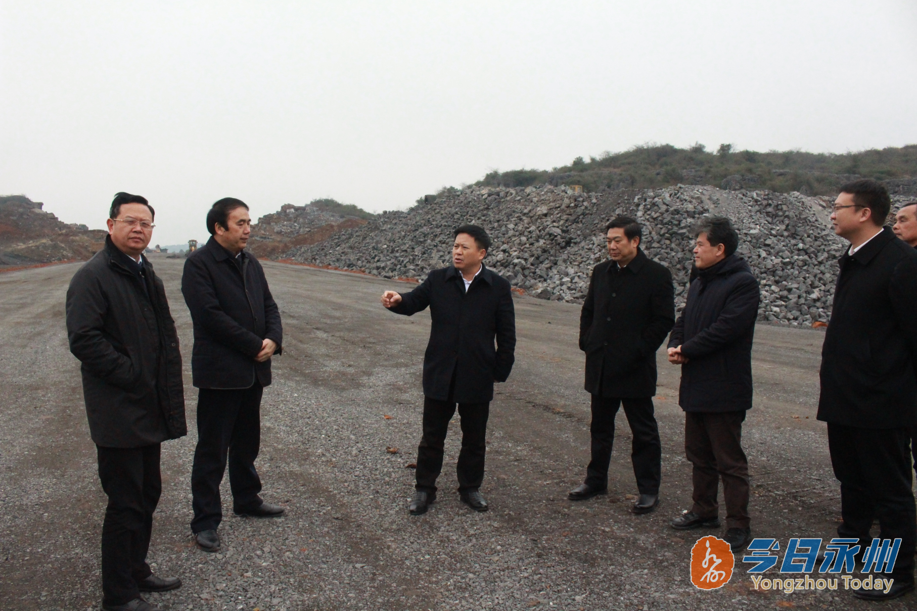 贺辉实地调研s237新冷东公路项目建设情况