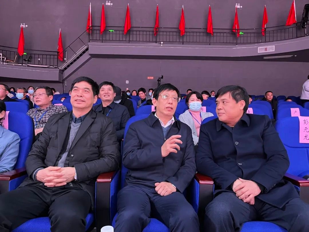 鹰潭民革成立义工服务队徐双文授旗