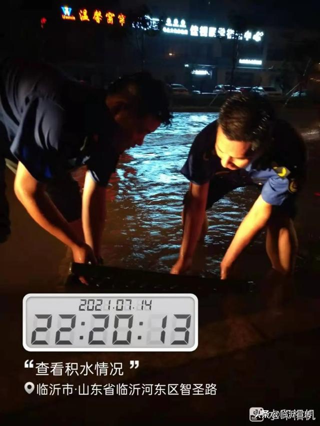 雨夜中,我們在這個城市的大街小巷