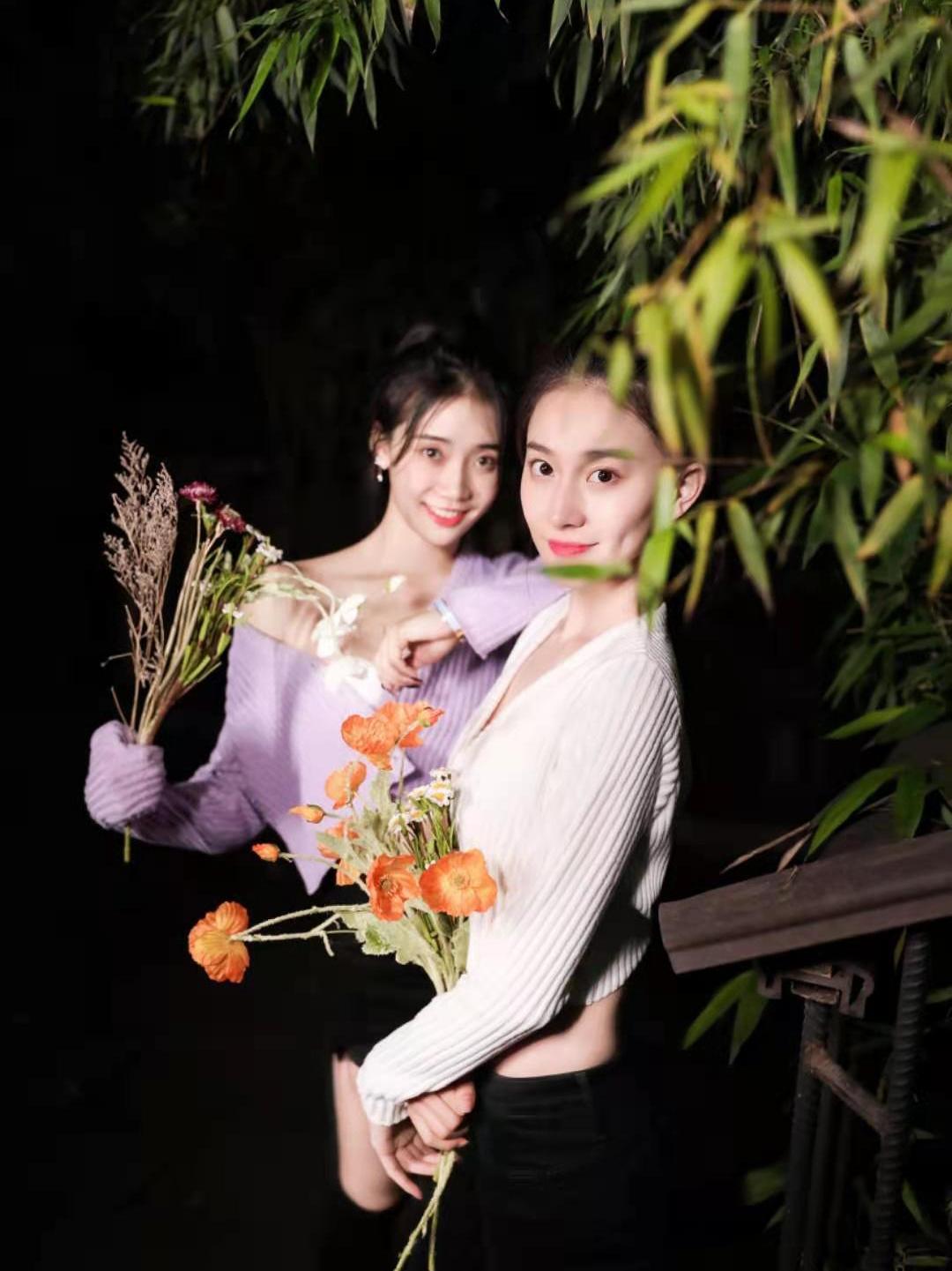 两位体操女神张豆豆舒思瑶合体拍写真,身材窈窕,学生装美艳动人