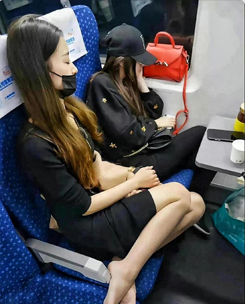 姑娘的脚臭不臭啊?在公共场所脱鞋太不注意形象太.