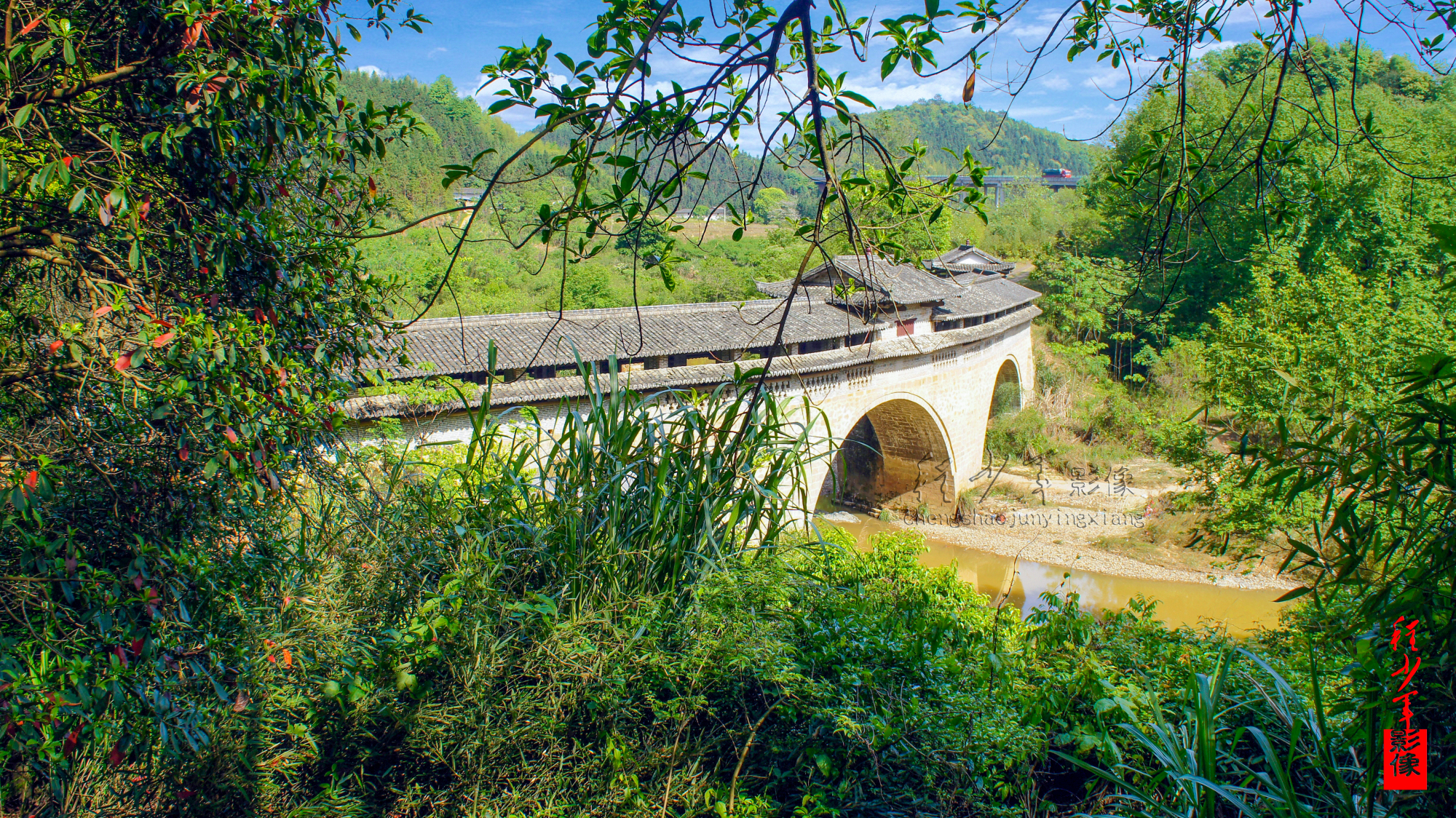 信丰虎山玉带桥,江南现存最长的弧形廊桥,一座写满故事的石桥