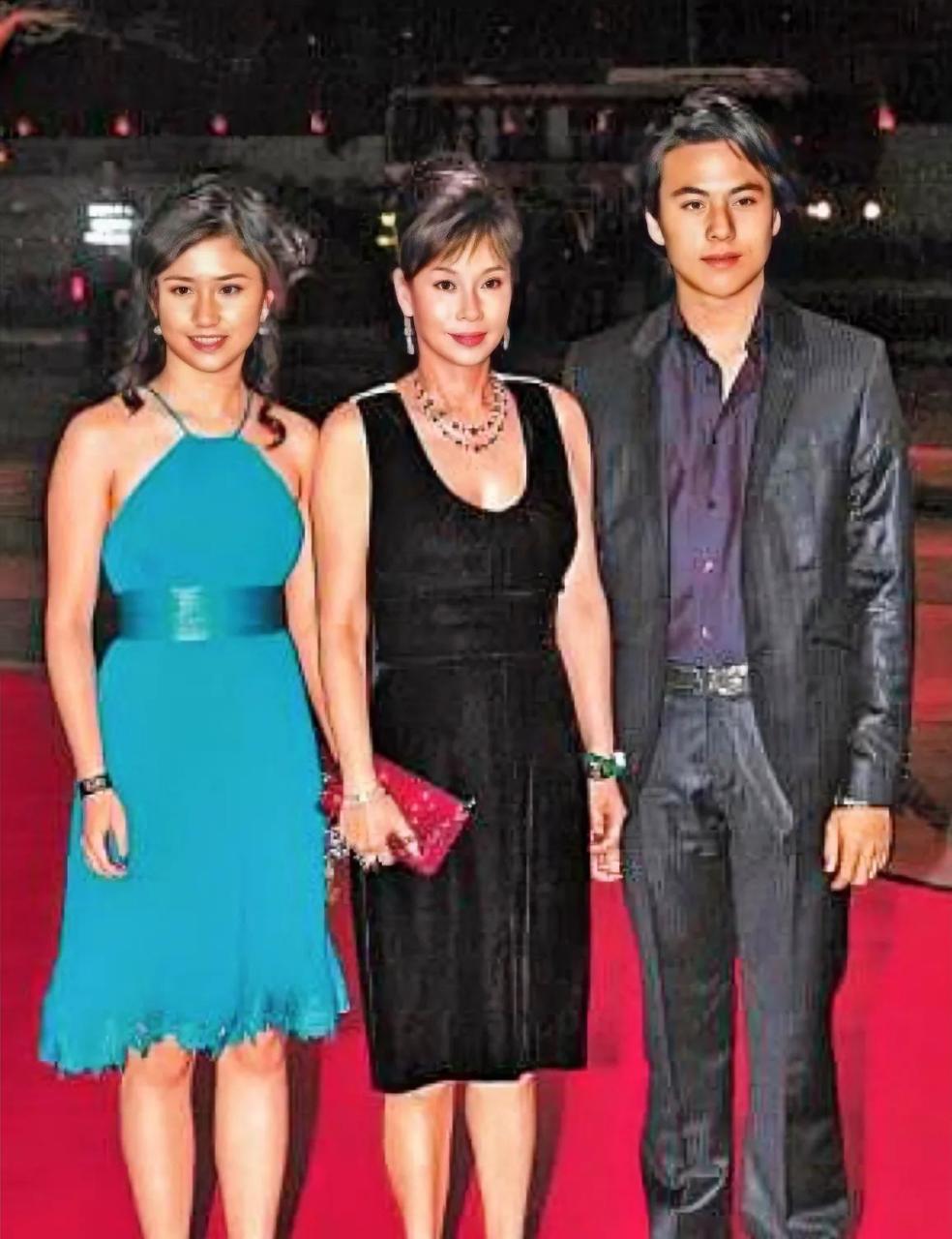 三太陈婉珍穿衣品味比四太梁安琪好呀!身材玲珑有致,风韵十足!