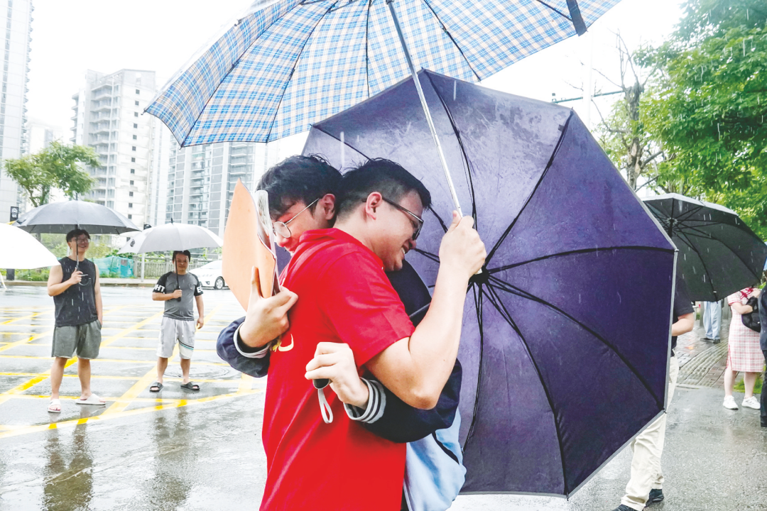 记者 叶子榕 摄在南宁市第十四中学高中部三塘校区考点,工作人员寐档