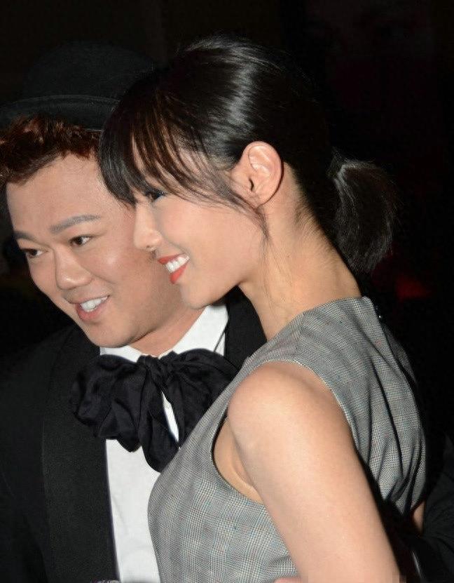 白百何以往照片,男子双手揉脸被宠爱,进场捂脸偷笑,笑容很灿烂