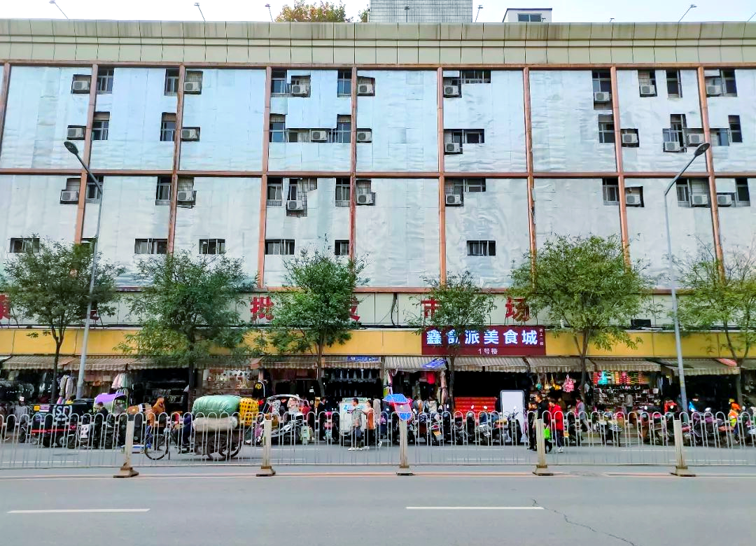 新的康复路批发市场坐落于康复路中段,尽管一楼店面颇为热闹,但其他