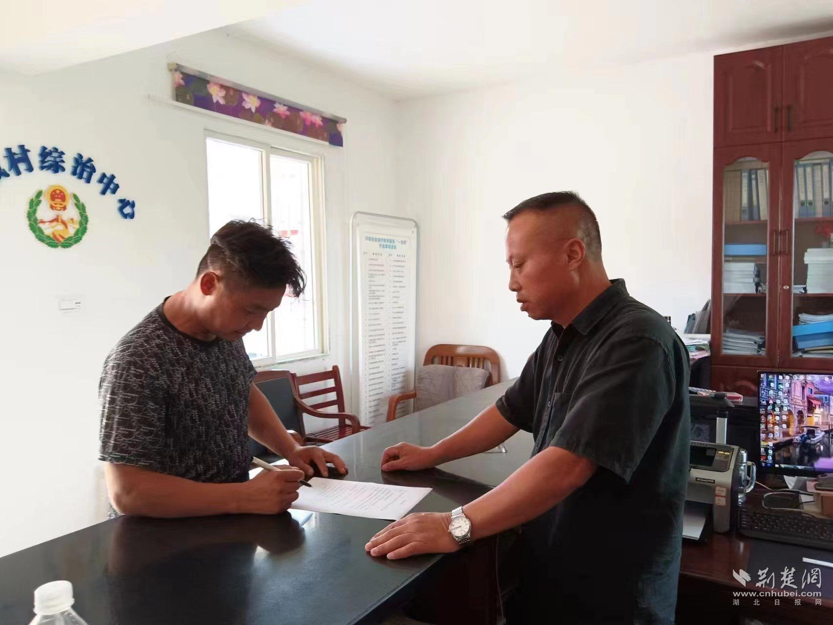 武汉邓南:一线接访化解村民烦心事