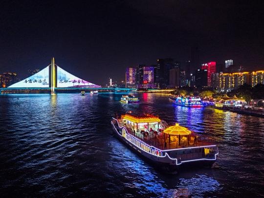 初一可在江上看烟花!珠江夜游最大纯电动游船首航