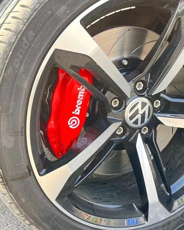 brembo大四活塞卡钳,颜值爆表,帅气灵敏制动