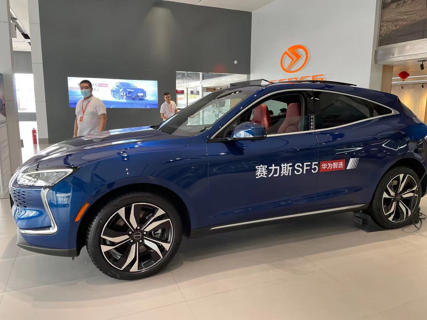 华为进京卖车前夜:销售人员正在培训 赛力斯试驾忙计划扩店