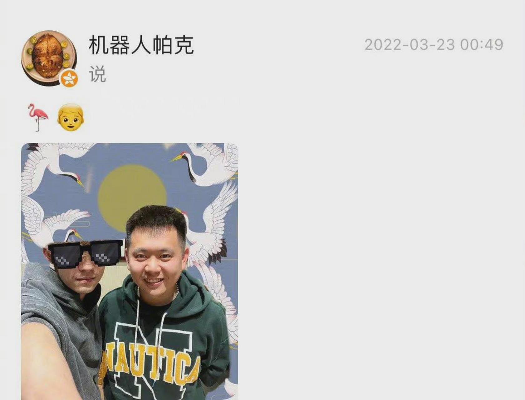 易烊千玺新电影《白鹤亮翅》导演合照 真的是内娱劳模没错了!