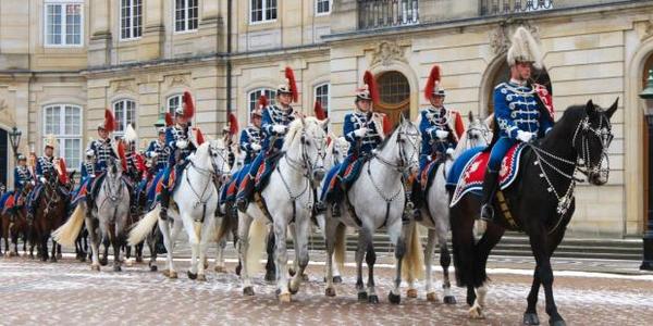 丹麦皇家卫队的步兵仪仗队以其独特的藏蓝制