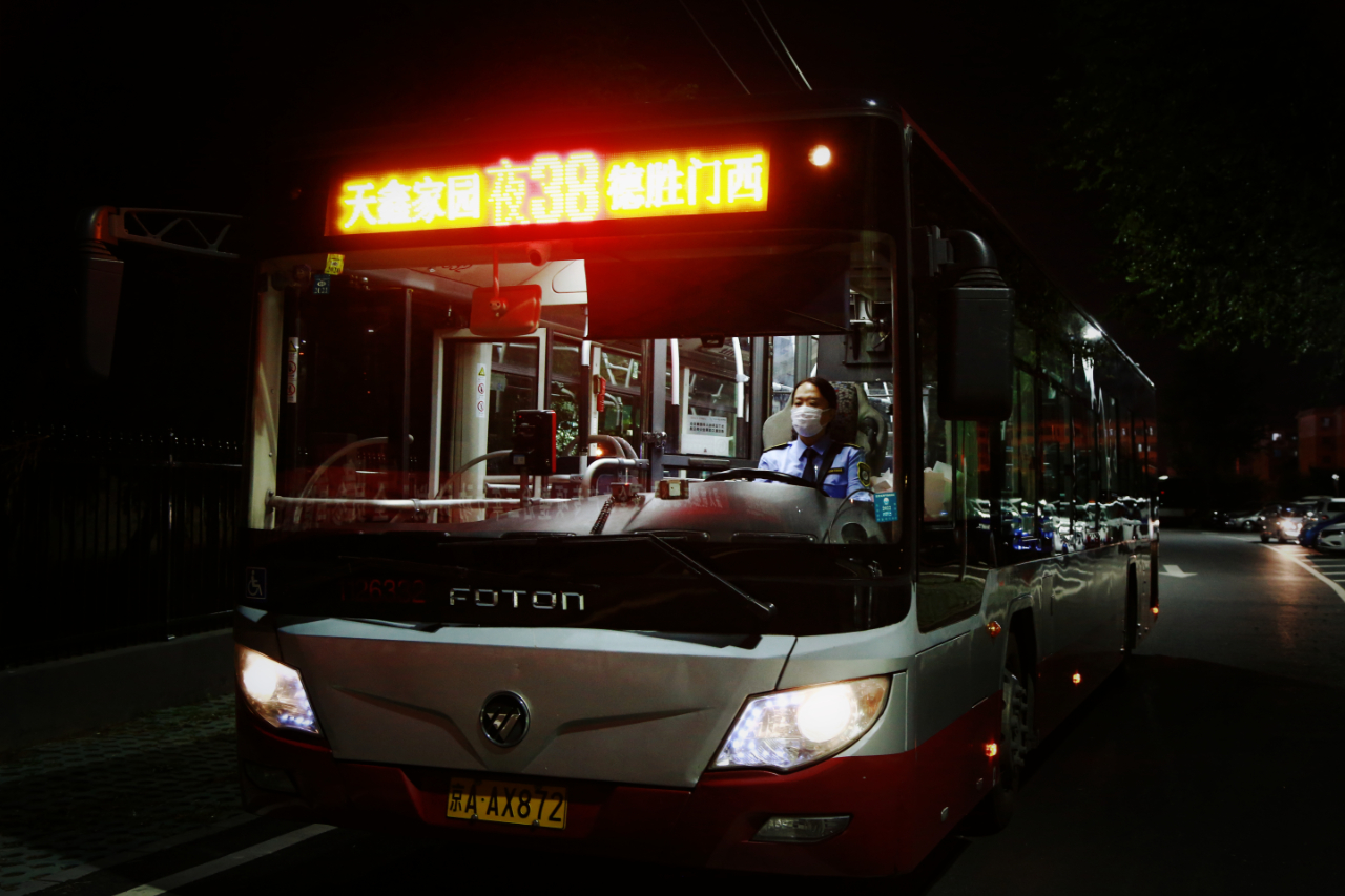 北京夜38路驾驶员邓馨:在线路上与祖国同庆生