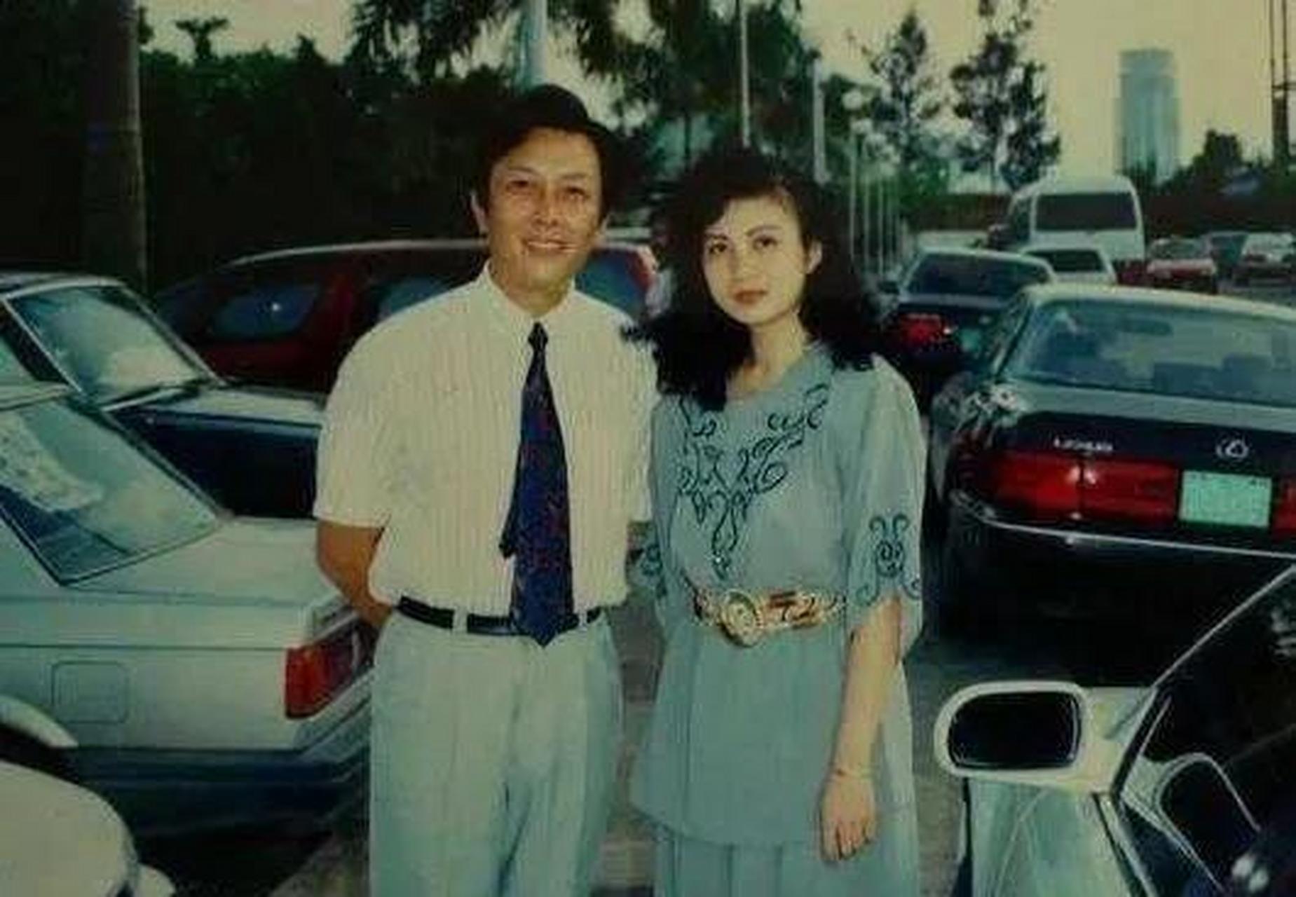 1990年除夕夜,著名演员唐国强的妻子用一根绳子结束了自己的生命,并给