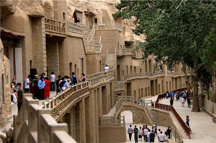 2022年6月21日,游客在世界文化遗产敦煌莫高窟景区游览.(张晓亮)