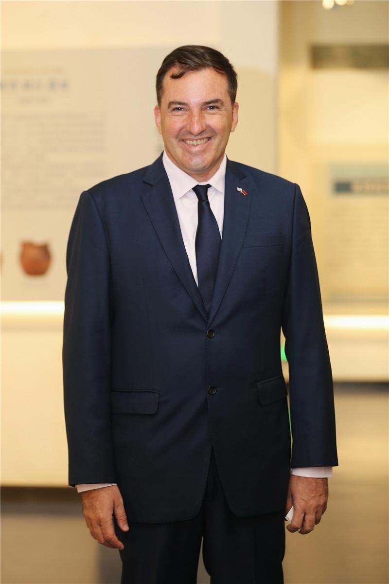 种下友谊之树 打开交往之门——访乌拉圭驻华大使费尔南多·卢格里斯