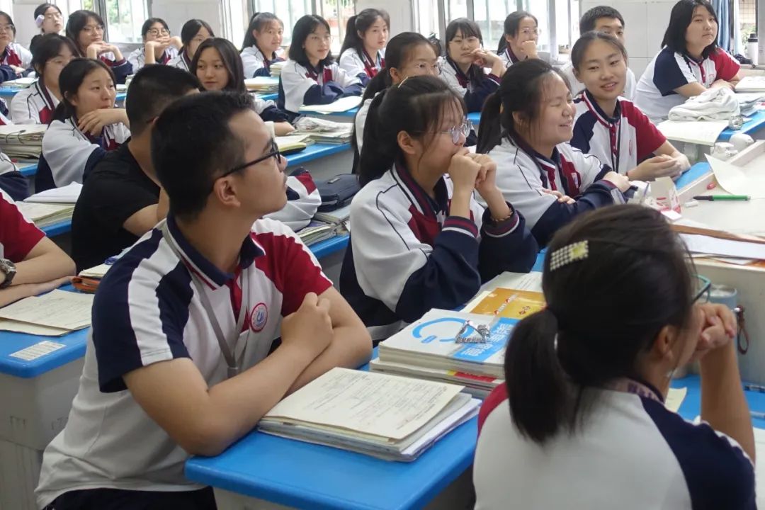 四川泸州 警盾公益宣讲走进泸化中学