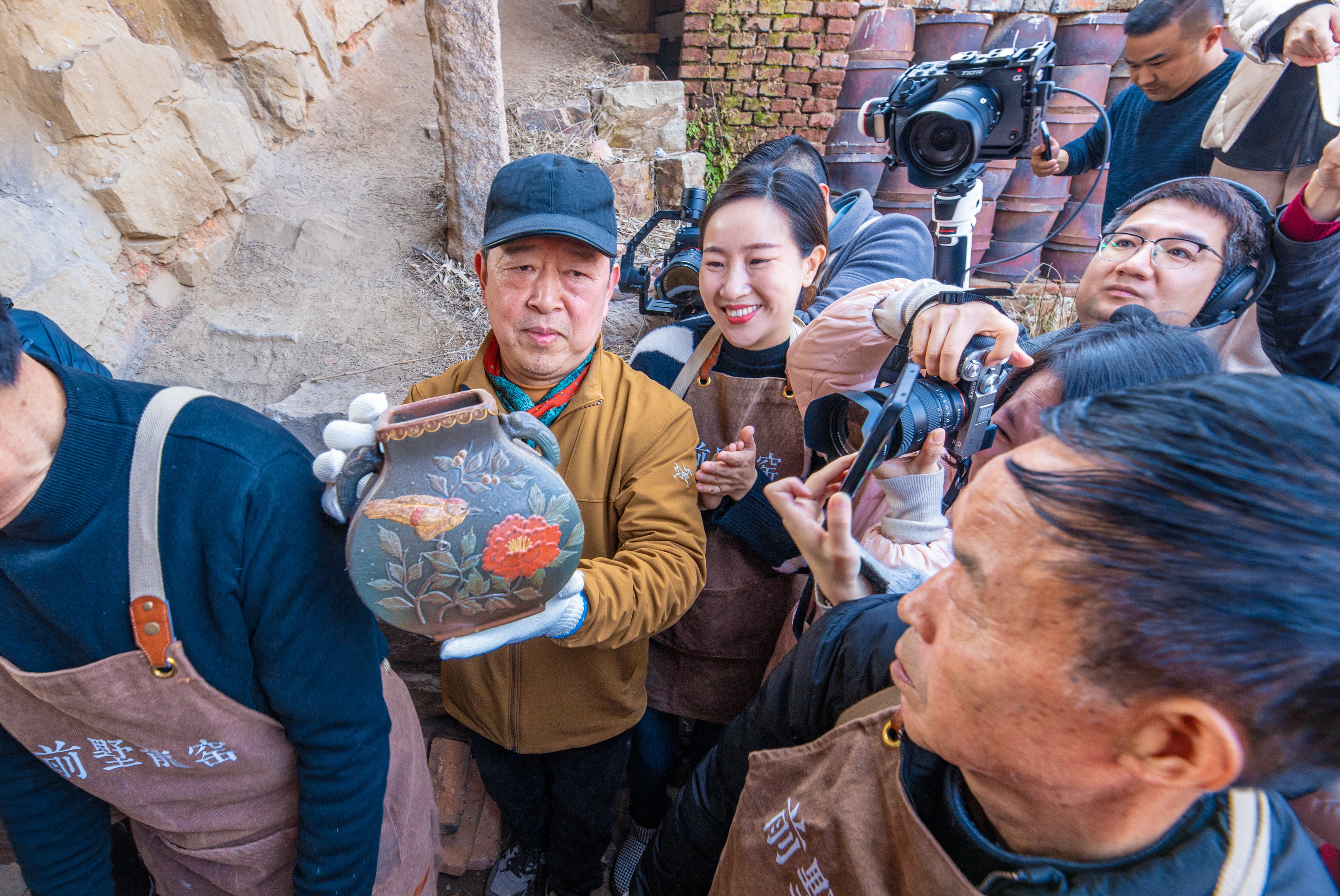 宜兴前墅龙窑龙年首窑开窑