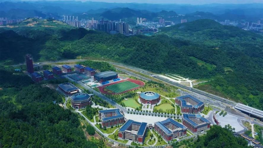 铜仁二中:融入校园文化的教育理念与实践