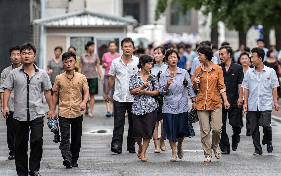 實拍朝鮮街頭:人均工資僅300,生活卻非常安逸,當地人少戴眼鏡