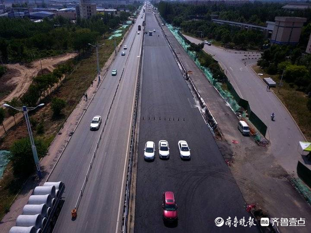 航拍:国道309章丘段扩建正在铺设沥青,大部分路面已经铺好