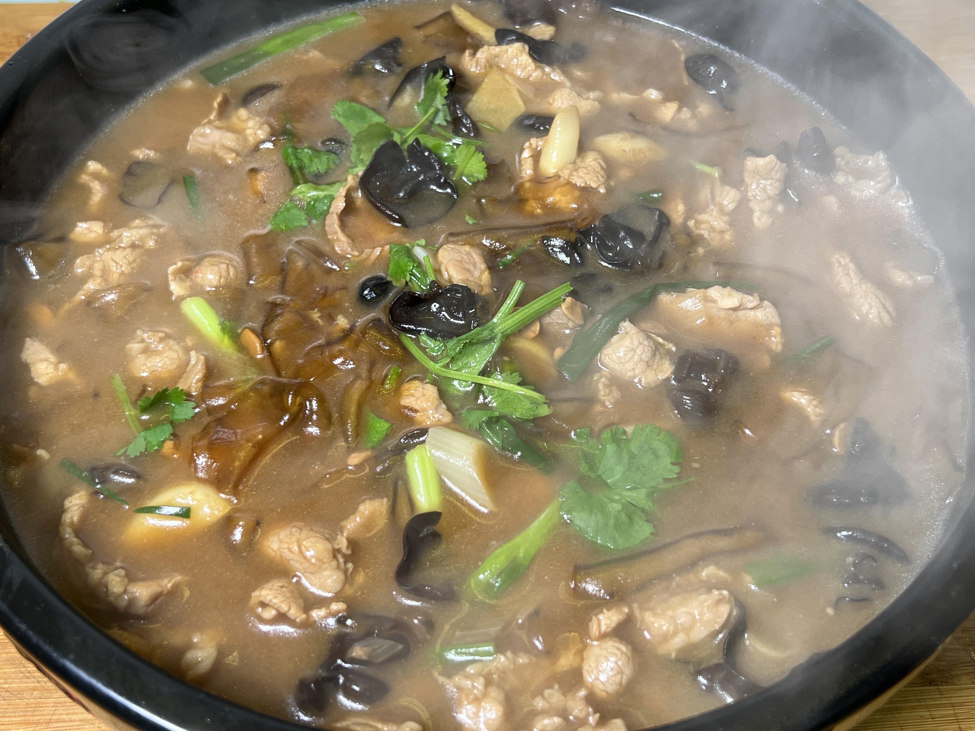 粉皮靠肉的家常做法,粉皮晶莹剔透,肉片嫩滑入味,汤汁鲜美,香