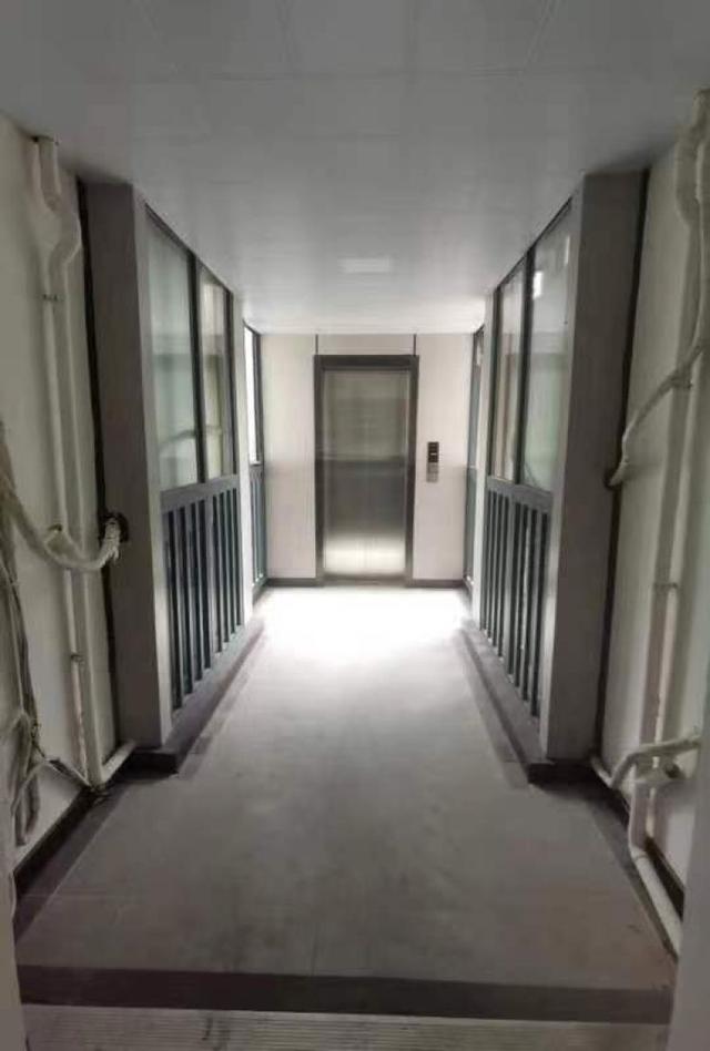 南面错层这里首台加装电梯交付使用了