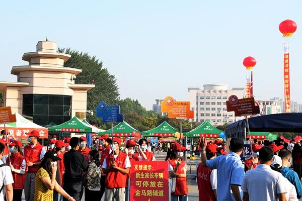 首次启用全新迎新系统 潍坊学院喜迎2020级新生