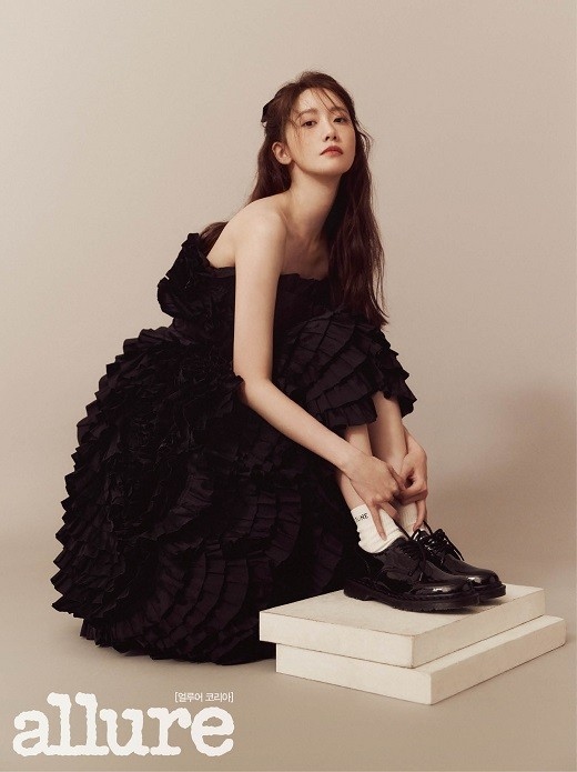 林允儿被选为时尚杂志《allure KOREA》1月封面模 《新年快乐》相关采访