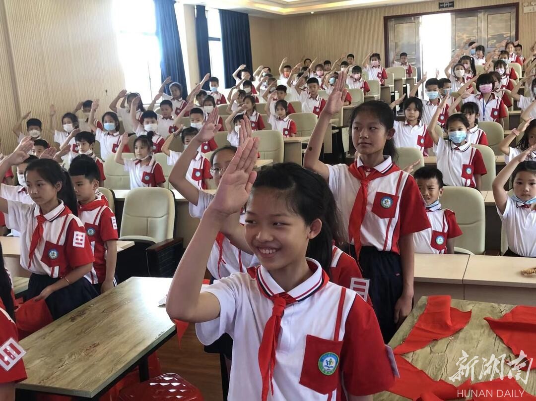 祁阳市长虹街道明德小学隆重举行新少先队员入队仪式