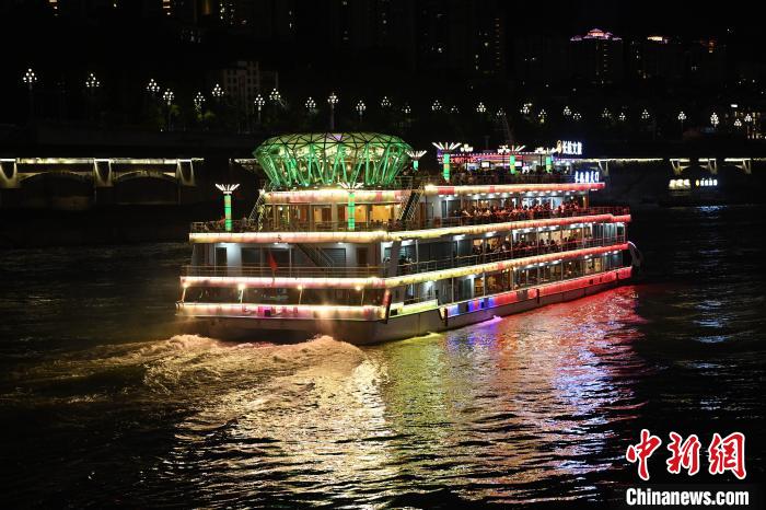 夜游两江 赏重庆夜景流光溢彩之美