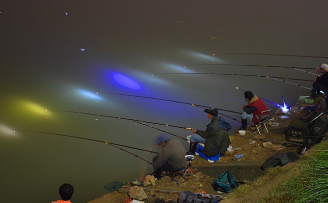 晚上钓鱼,夜光漂和夜钓灯的利与弊,选择时看垂钓环境才是重点