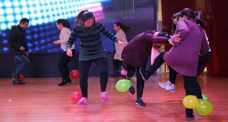 10人集体夹气球游戏规则