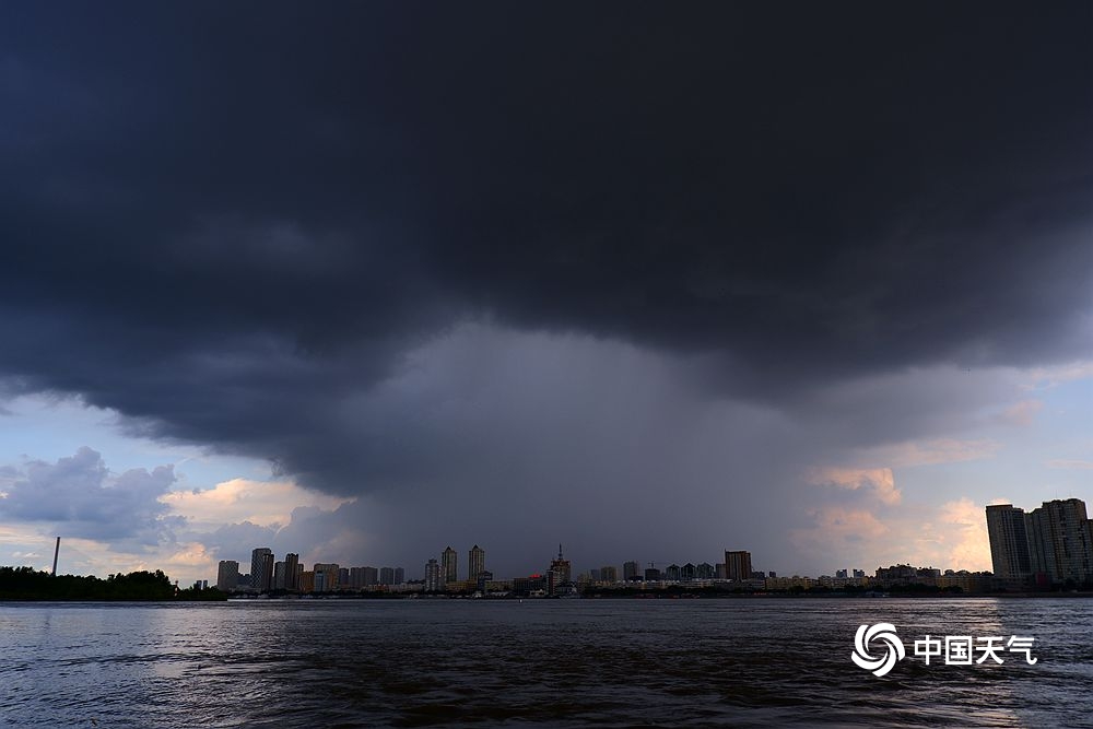 超震撼!哈尔滨雷暴云团形成"雨墙"景观