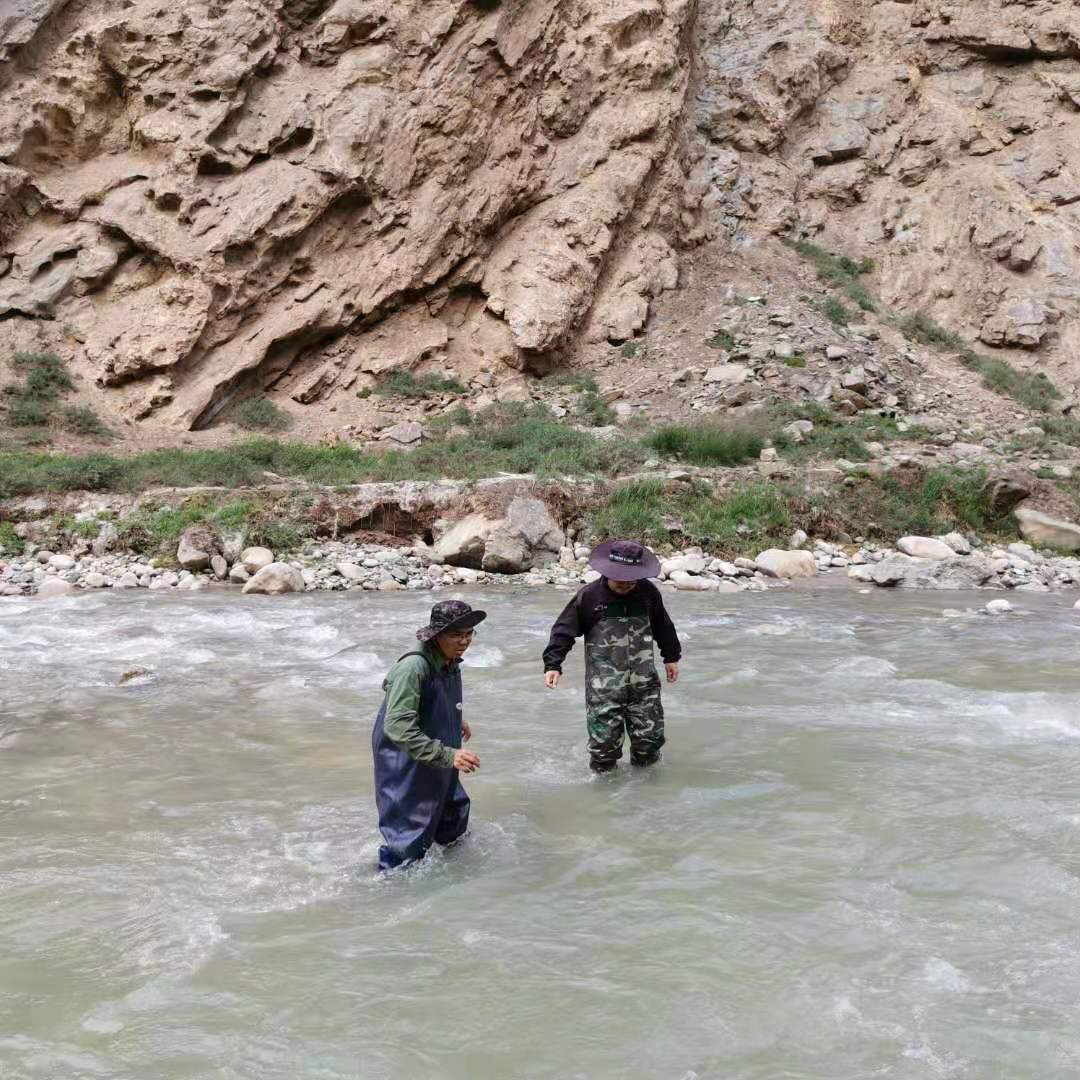 翻越5057米高山 踏过无人区 架起一条铁搭线路