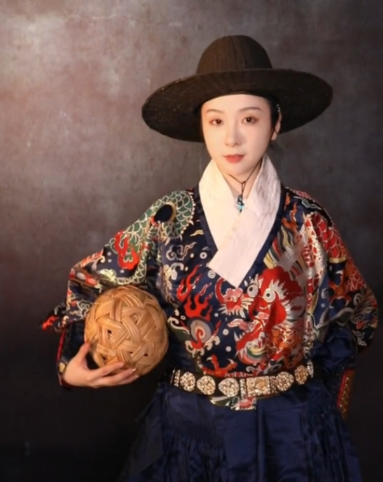央视官方转发:古代女子蹴鞠有多飒?看完表示:汉服与蹴鞠太适配