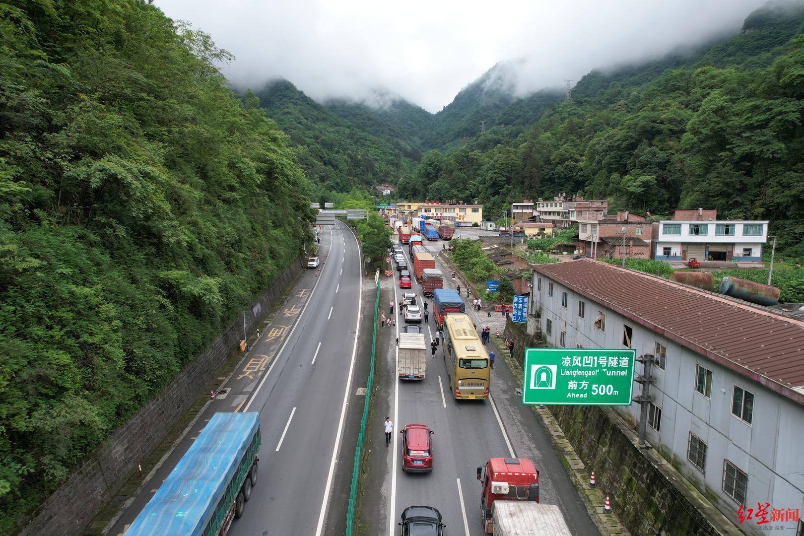 银昆高速云南境内一隧道附近山体落石,车队堵成长龙 交警已实行单向