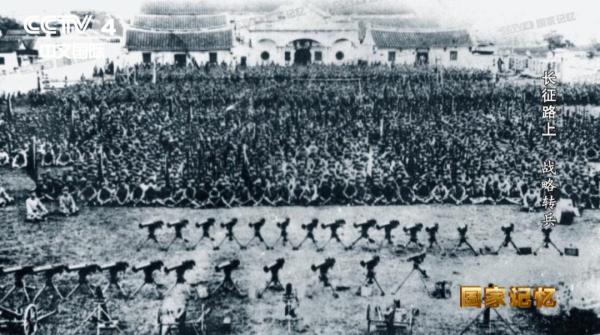 长征途中,他手举马灯照万人!