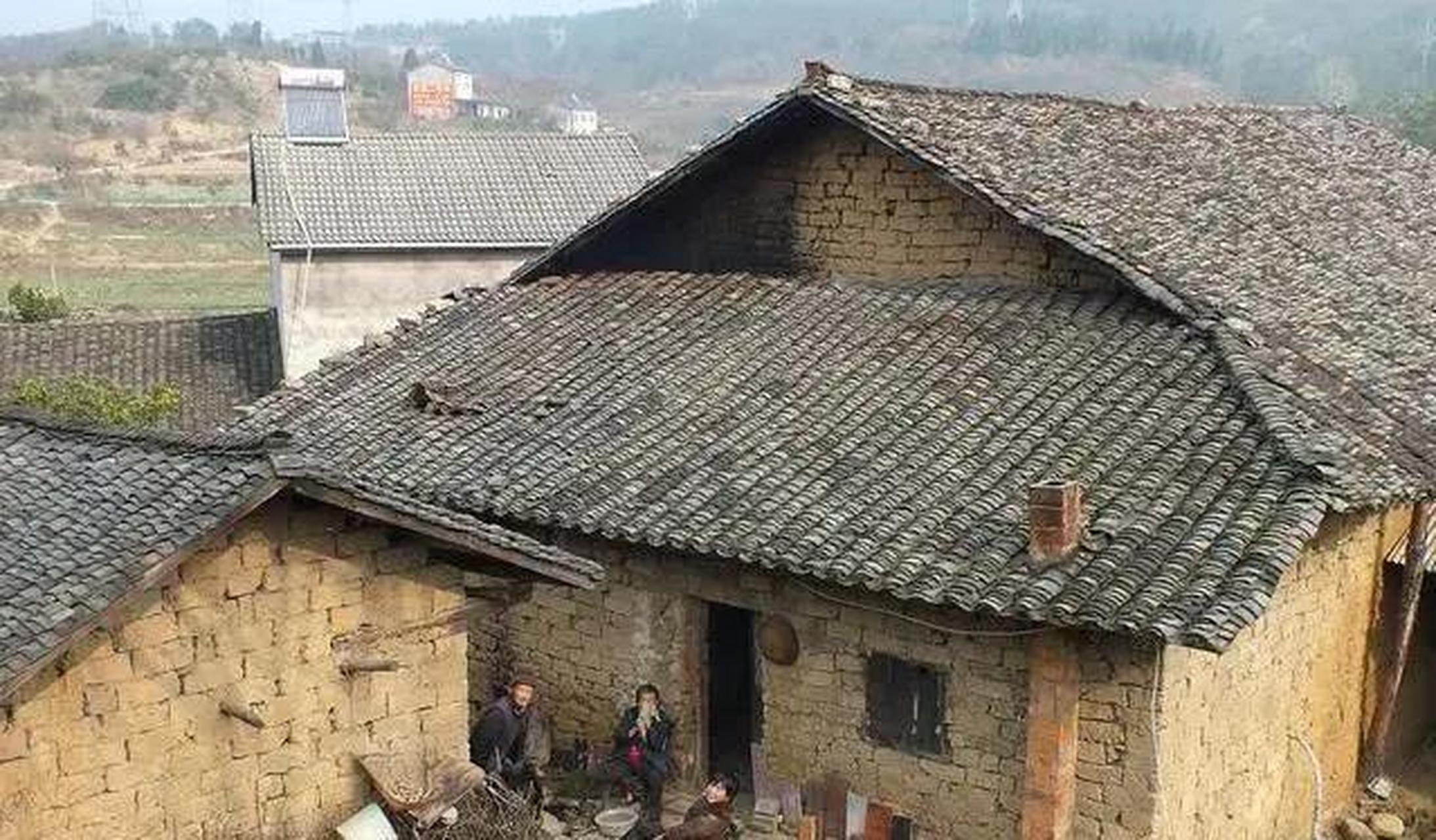 有人问,偏远的农村,破旧的瓦房,无车,你会嫁吗?我回答,肯定不会.