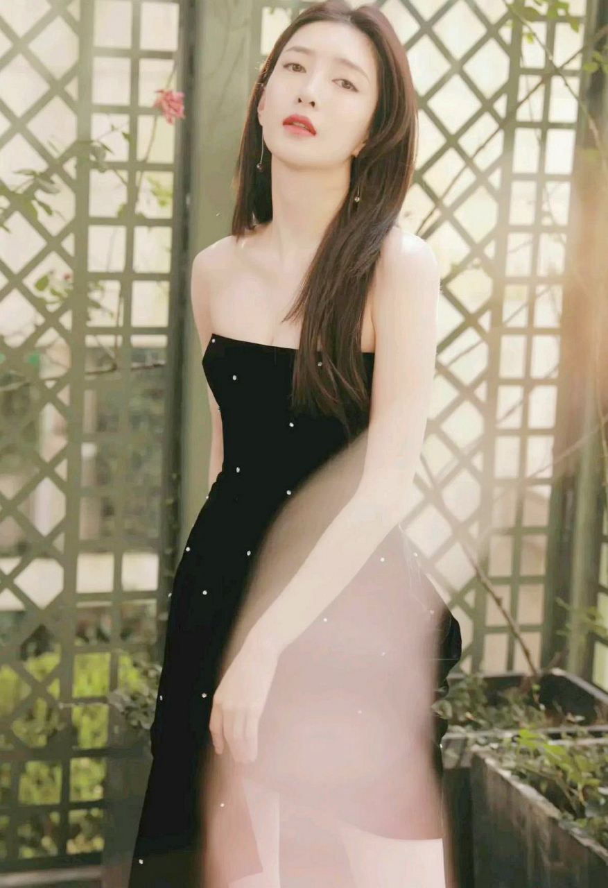 江疏影黑色抹胸连衣裙稳重洒脱