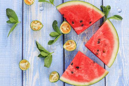 十二首降温去暑的西瓜诗词,碧蔓凌霜卧软沙,年来处处食西瓜