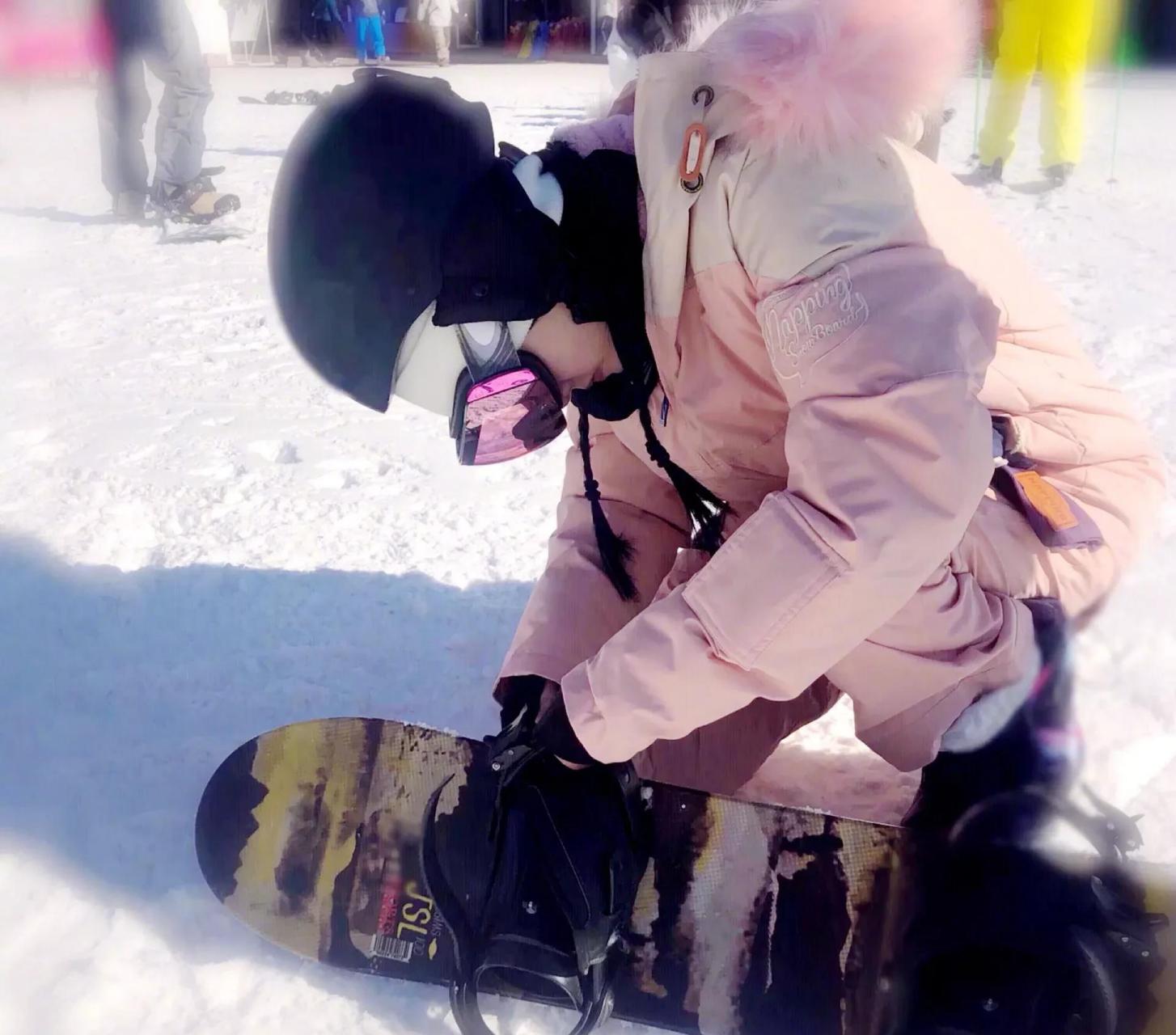 照片中,李小璐和甜馨都穿着粉色滑雪服,可爱呢!
